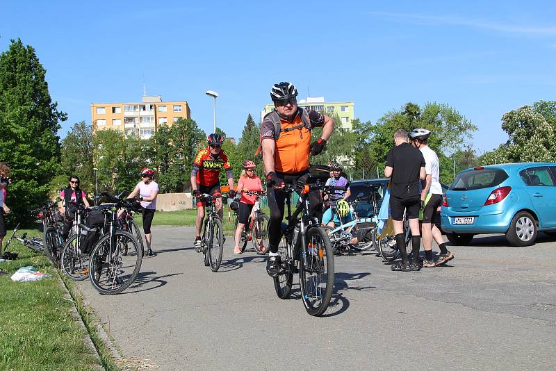 V Přerově se v sobotu opřeli do pedálů účastníci tradičního zahájení cyklostezky Bečva. Letos byl start u sportovní haly u tenisových kurtů.