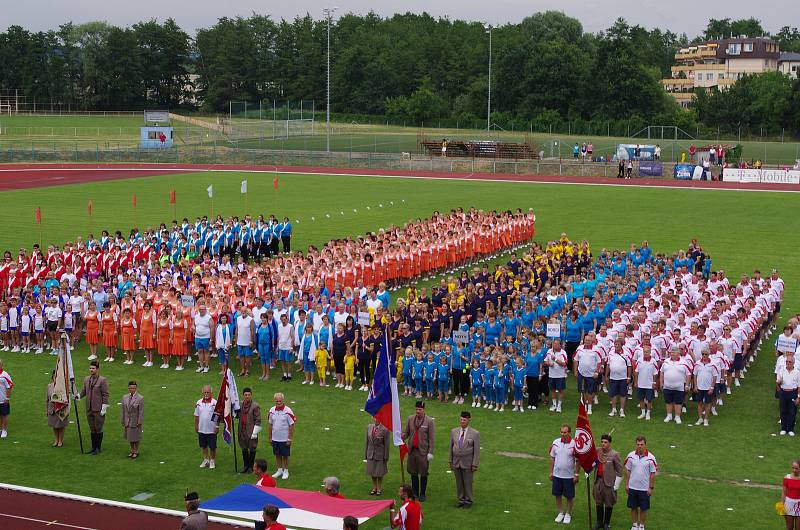 Velkolepý průvod městem a jedenáct hromadných skladeb v provedení sedmnácti set cvičenců na stadionu Spartaku. To byl krajský sokolský slet, který v sobotu hostilo město Přerov.