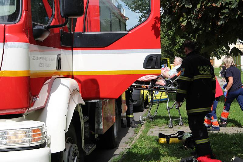 Na dvě desítky obyvatel panelového domu v ulici Interbrigadistů v Přerově musely být evakuovány při rozsáhlém požáru v jednom z bytů. 13.8.2019