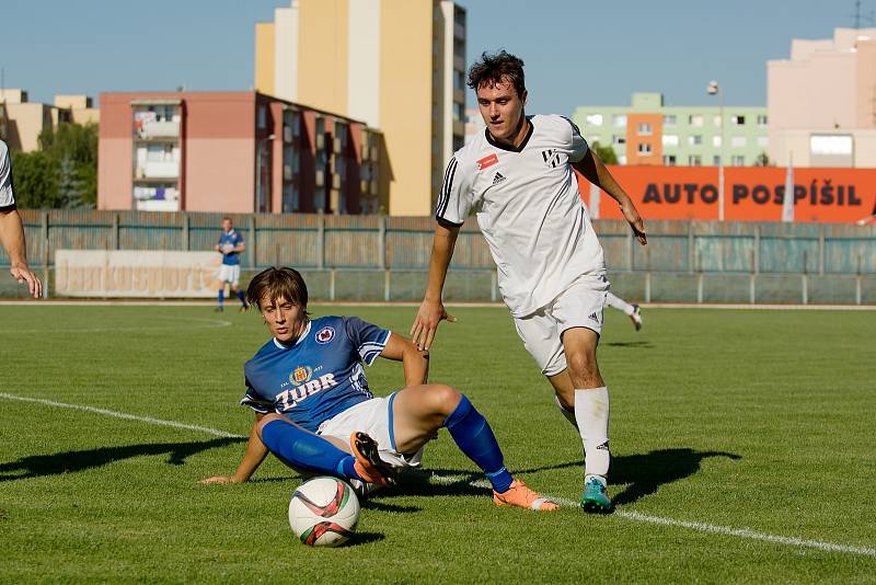 Fotbalisté Přerova (v modrém) proti rezervě 1. HFK Olomouc.