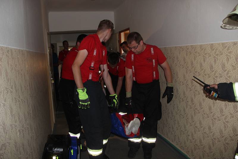 Přerovští dobrovolní hasiči si v pondělí odpoledne nacvičili zásah v budově hotelu Strojař. Museli se dostat k ženě, která volala o pomoc za zavřenými dveřmi.