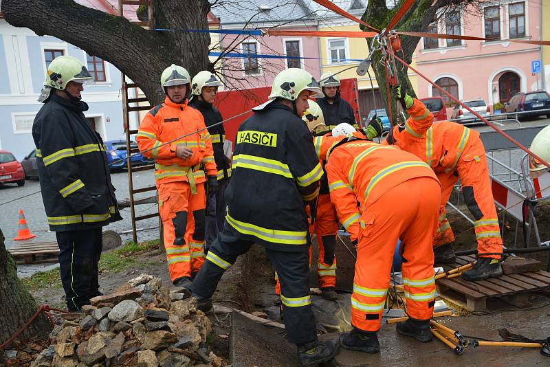 Přerovští dobrovolní hasiči v sobotu odčerpávali vodu z historické studny na Horním náměstí. Spolu s archeology prozkoumávali její dno.