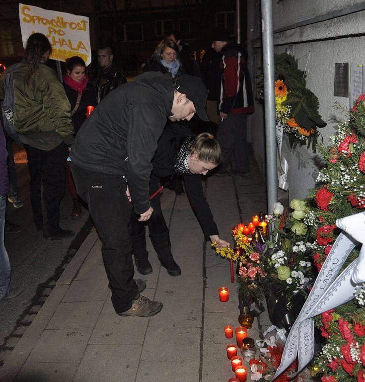 Protestního pochodu, který uspořádali ve středu vpodvečer v Přerově přátelé a známí zemřelého mladíka, se zúčastnilo na sto padesát lidí. Na situaci dohlížely pořádkové jednotky policie a napjatou atmosféru se snažil zklidnit také antikonfliktní tým.