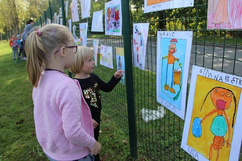 Výstava výtvarných prací žáků základních i dětí mateřských škol ozdobila v pátek park Michalov v Přerově. Tématem akce, kterou pořádal Pavel Novák, bylo Čím chci být až vyrostu. 