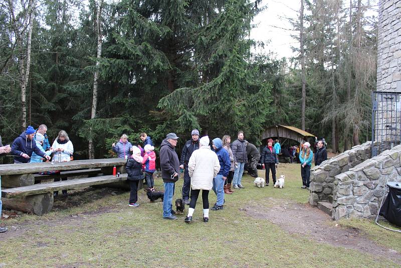 V rozhledně funguje i občerstvení, kde zájemci mohou nakoupit buřty nebo klobásu k opečení, vyjít na vyhlídkovou plošinu a rozhlédnout se po krajině a také si oddechnout v teple.