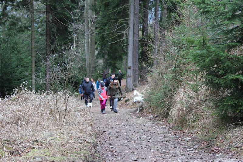 V rozhledně funguje i občerstvení, kde zájemci mohou nakoupit buřty nebo klobásu k opečení, vyjít na vyhlídkovou plošinu a rozhlédnout se po krajině a také si oddechnout v teple.