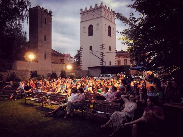 Meditační zahrada u kostela sv. Jakuba v Lipníku nad Bečvou se během festivalu promění v letní kino