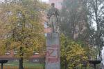 Sochu s názvem Rudoarmějec před ZŠ Želatovská v Přerově někdo poničil červenou barvou. 26. října 2022