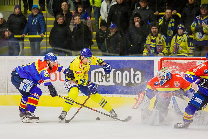 Hokejisté Přerova (ve žlutém) porazili v domácím utkání České Budějovice 2:1