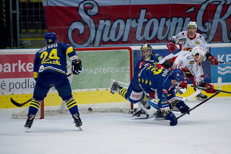 Hokejisté Přerova (v modrém) porazili v domácím derby Prostějov 4:3 po samostatných nájezdech