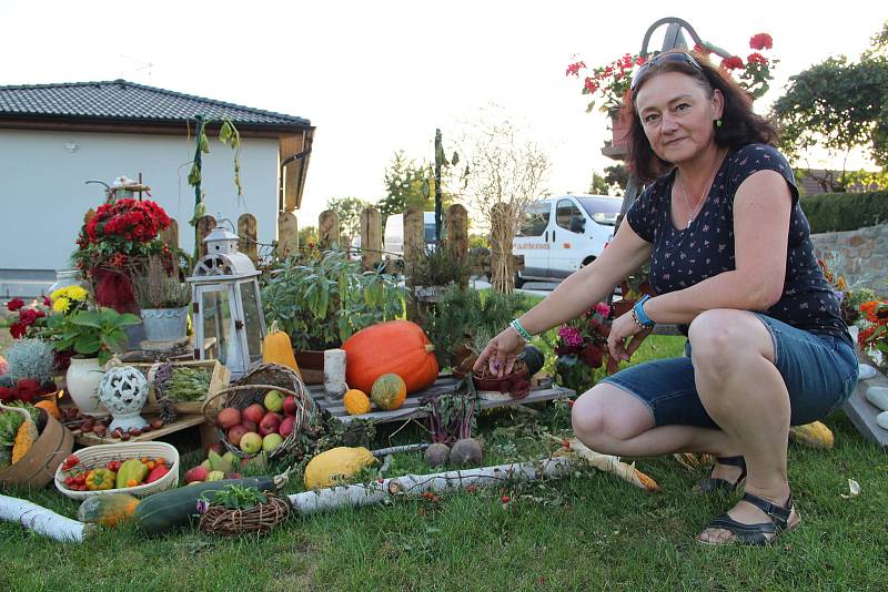 Nápadité aranže z květin, výpěstků a plodů zahrady před domy místních obyvatel Hradčan na Přerovsku