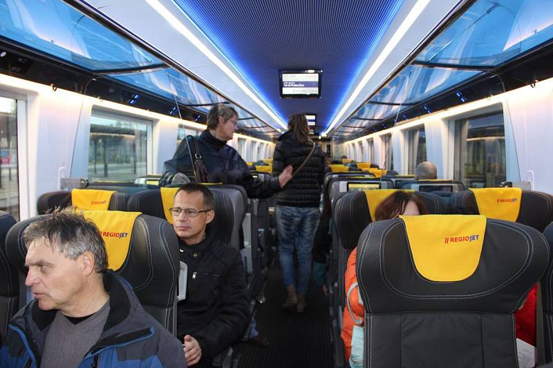 Představení soupravy Regiojet na přerovském nádraží v listopadu 2015 před zahájením pravidelného provozu
