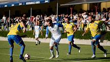 Fotbalisté FK Kozlovice (ve žlutém) v derby s přerovskou Viktorií