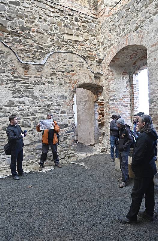 Gotický portál, který objevili archeologové na Helfštýně, skončil pod podlahou.