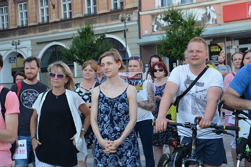 Demonstrace proti Andreji Babišovi na náměstí T. G. Masaryka v Přerově - 11. 6. 2019