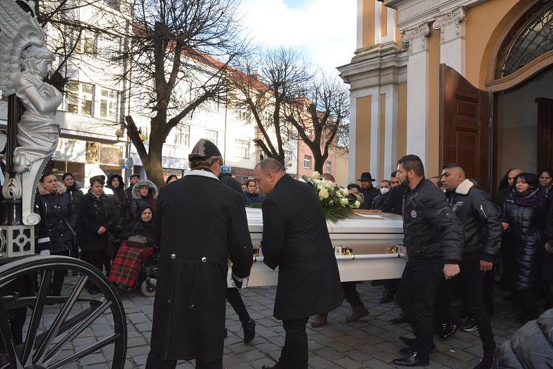 Tradiční romský pohřební průvod se vydal z kostela sv. Vavřince přes město až na přerovský hřbitov. Doprovodit zesnulou na poslední cestě přišel velký zástup lidí. 7. ledna 2022