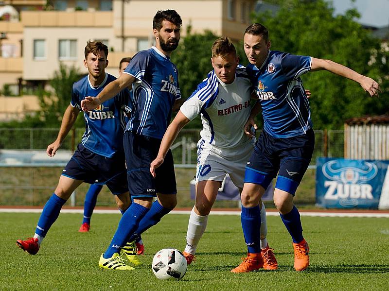 Fotbalisté 1. FC Viktorie Přerov (v modré) porazili Dolany 4:2 a přiblížili se postupu do divize