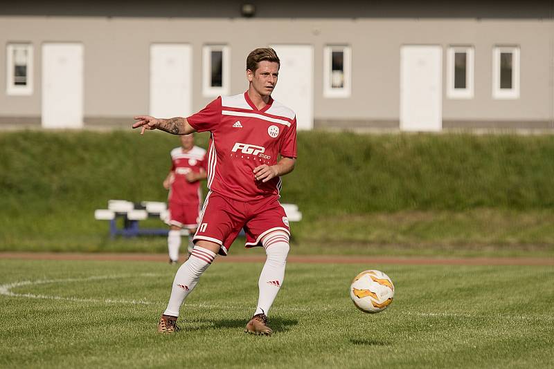 Fotbalisté Přerova (v modrém) v přípravném utkání s SK Lipová (3:4).