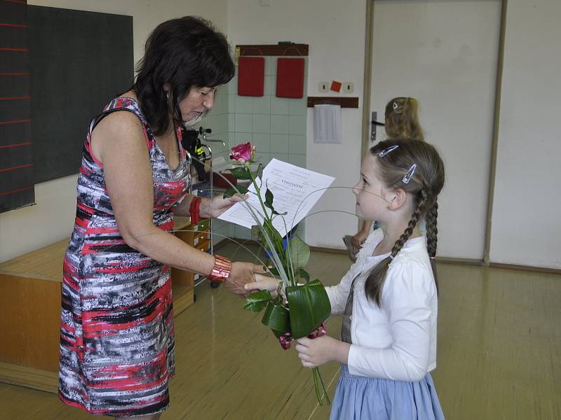 Prvňáčci si na základních školách Svisle, Želatovská a U Tenisu v Přerově převzali svá první vysvědčení