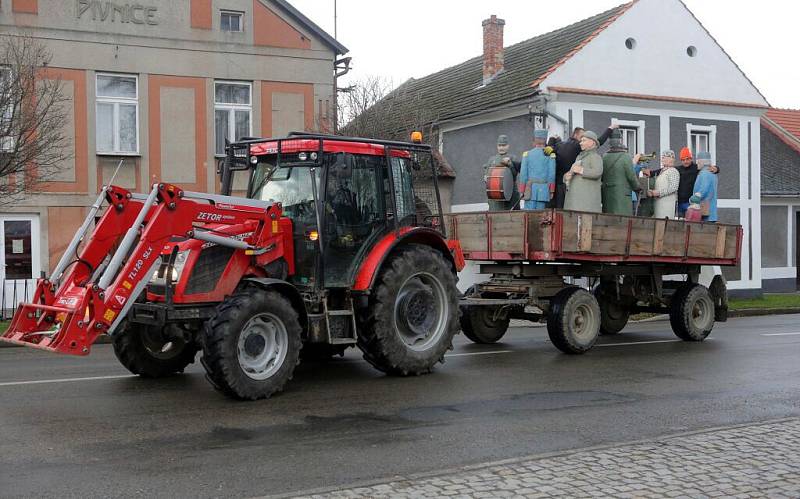 Instalace tradičního betlému v Dřevohosticích na Přerovsku.