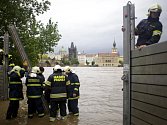 Hasiči v Praze staví protipovodňové zábrany