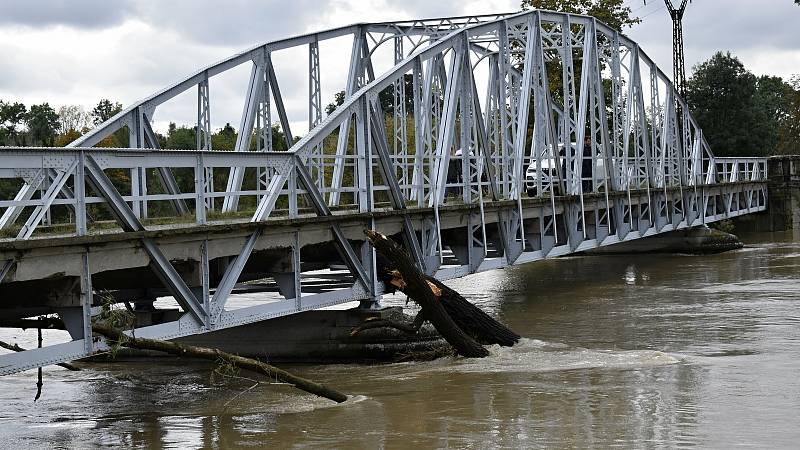 Rozvodněná Morava v Kojetíně, zaplavila třeba i fotbalové hřiště nebo loděnici. 15.10. 2020