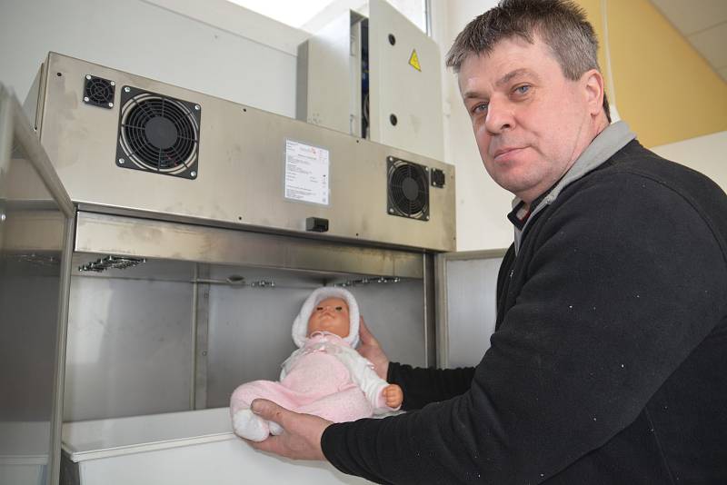 Babybox nové generace instaloval výrobce v přerovské nemocnici. Nahradí starší schránku, která sloužila od roku 2010.