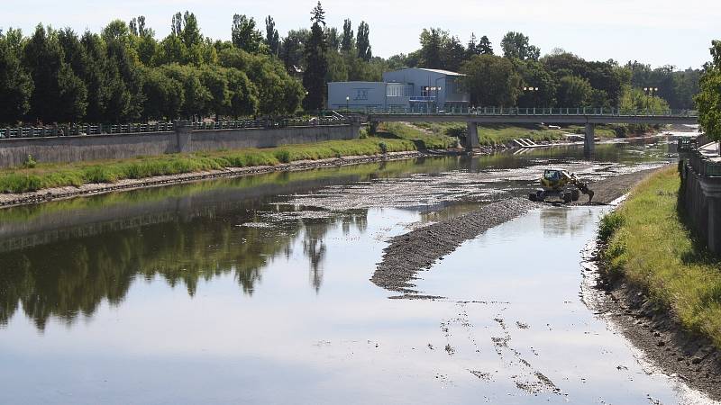 Řeka Bečva v Přerově je v těchto dnech bez vody - Povodí Moravy totiž provádí každoroční srážku na jezu a čištění dna od nánosů štěrku. 25. 7. 2022