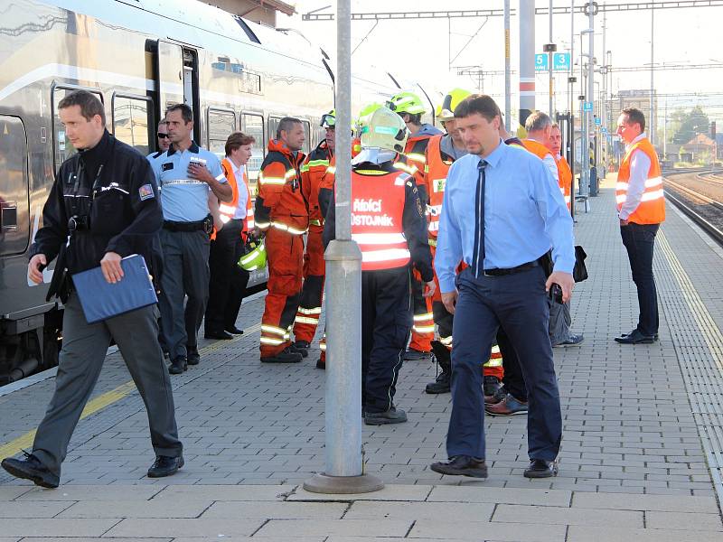 Nehoda vlaku LeoExpress na přerovském nádraží. Zraněné osoby sanitky převezly do přerovské nemocnice