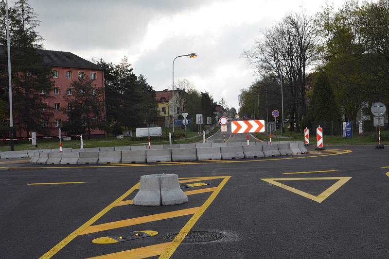 Nová okružní křižovatka vyrostla v Přerově. Řeší dopravu na nepřehledném úseku u pekárny.