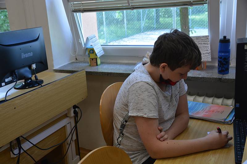 Žáci devátých tříd na Základní škole Svisle v Přerově se vrátili do školních lavic. - 11. května 2020