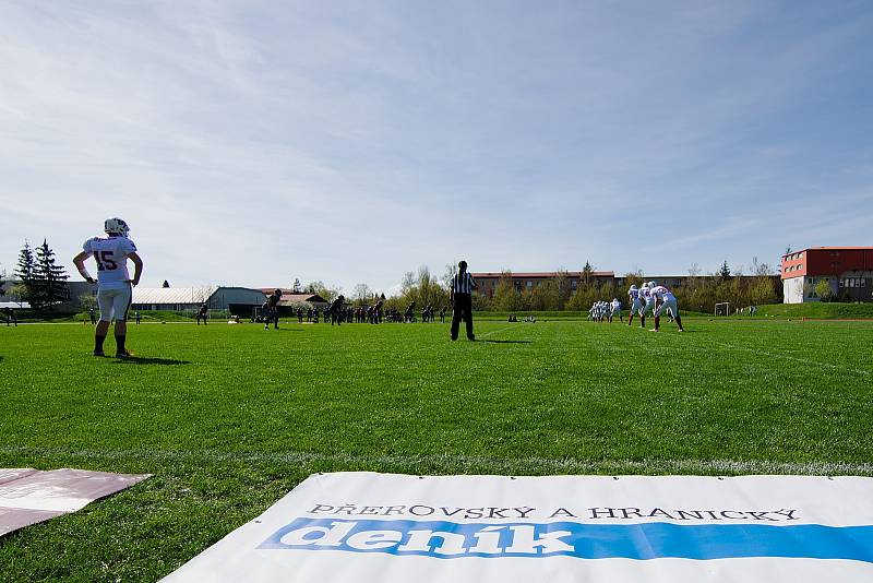 Přerov Mammoths (v bílém) vs. Vysočina Gladiators ve 2. lize amerického fotbalu.