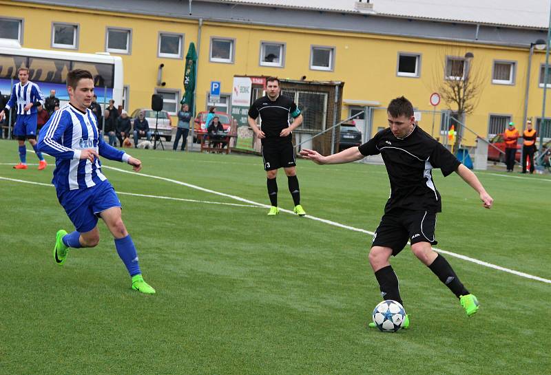 Fotbalisté SK Hranice (v pruhovaném) porazili Kozlovice 1:0.