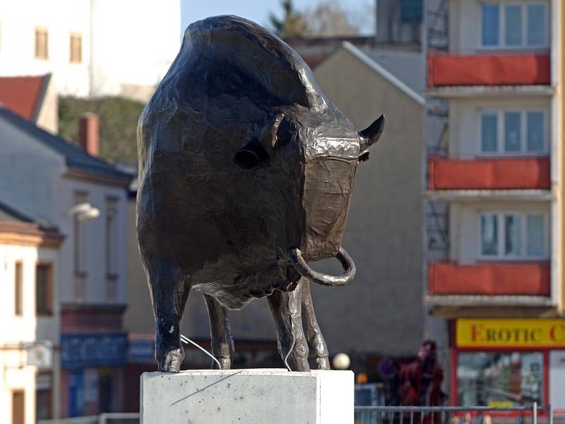 Socha Zubra na Tyršově mostě v Přerově