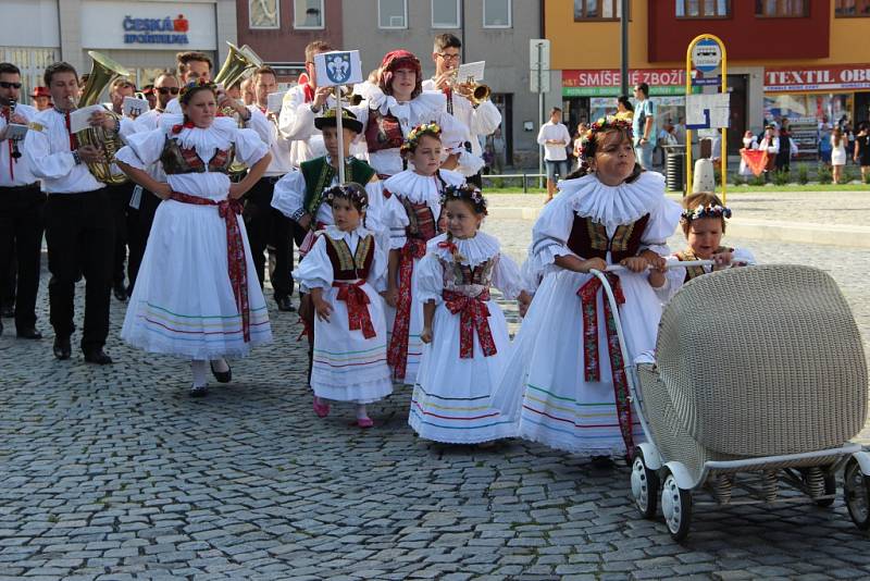 Velkolepý krojovaný průvod Hanáků s Ječmínkovou jízdou králů prošel v neděli ráno ulicemi Kojetína. Město celý víkend žilo tradičními hody.