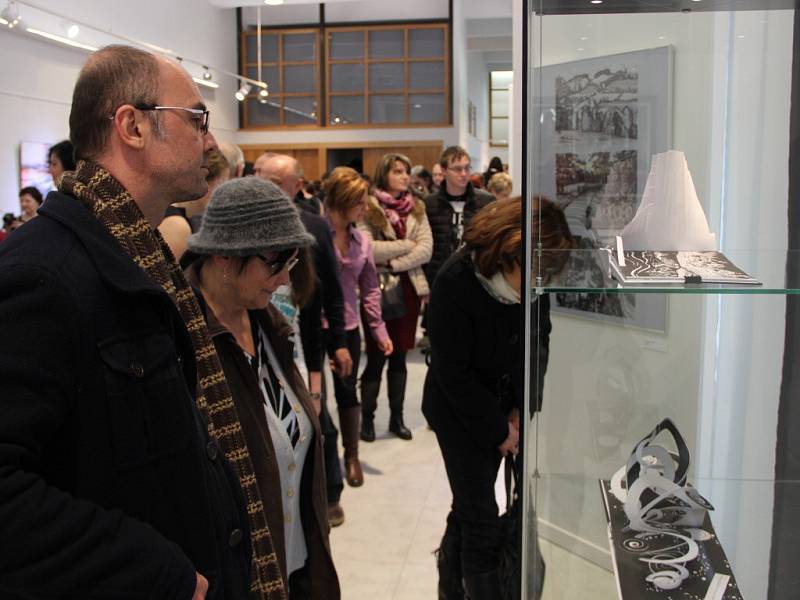Vernisáž lipnických výtvarníků si v galerii Konírna nenechalo ve čtvrtek 12. března ujít několik desítek návštěvníků