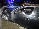 Mladík v BMW při zběsilé jízdě Přerovem demoloval zaparkovaná auta
