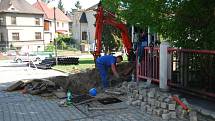 Na odstraňování následků požáru, který v pátek večer poničil lávku U Loděnice, začali pracovat od sobotního rána pracovníci tří firem. Na místo dorazil také statik, který má posoudit rozsah poškození.