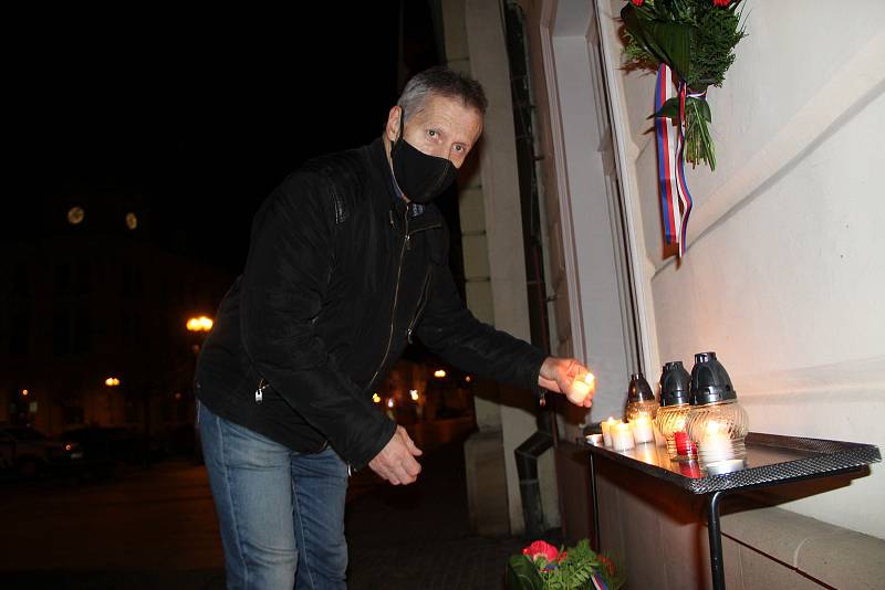Zapálení svíčky u pamětní desky obětem komunismu na náměstí T. G. Masaryka v Přerově. 17. listopadu 1989