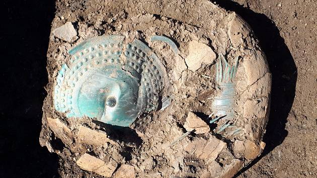Archeologové našli na poli na Přerovsku vzácný depot z pozdní doby bronzové.