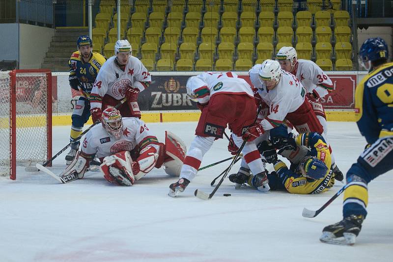 Hokejisté Přerova (v modrém) porazili Slavii Praha 4:2.