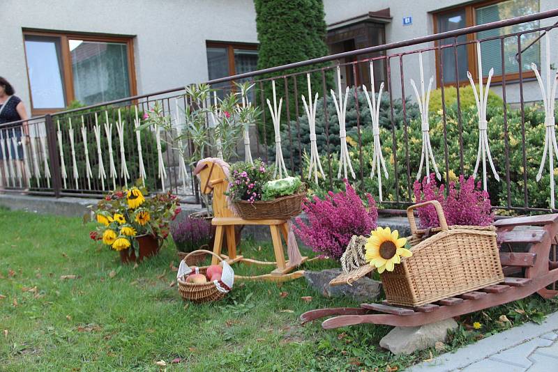 Nápadité aranže z květin, výpěstků a plodů zahrady před domy místních obyvatel Hradčan na Přerovsku