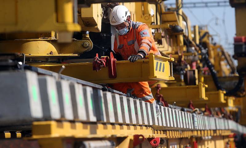 Modernizace železniční trati u Prosenic, instalace unikátní výhybky umožní zvýšení rychlosti vlaků až na 160 km/h