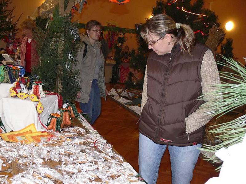 V sobotu i v neděli se v Rouském konala již sedmá vánoční výstava, kterou ozdobily vánoční a adventní věnce, svícny a svíčky, květiny, aranžmá, keramika i perníky.