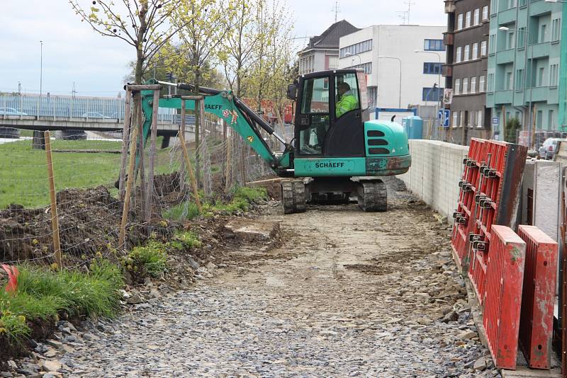 Stavba protipovodňové zídky na nábřeží Edvarda Beneše v Přerově. Konec dubna 2017