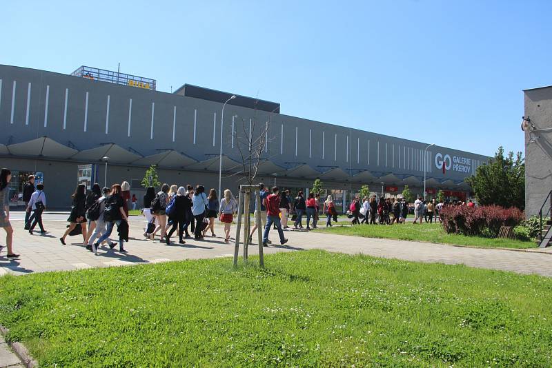 Jak co nejrychleji opustit školu v případě ohrožení si v pátek dopoledne vyzkoušeli studenti Střední školy gastronomie a služeb na Šířavě v Přerově.  Součástí byla i beseda s hasiči v přerovském kině Hvězda.