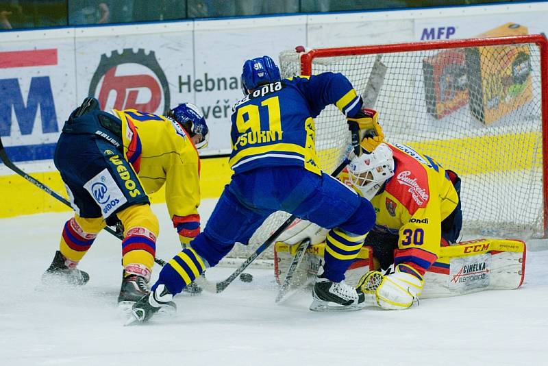 Hokejisté Přerova (v modrém) ve 3. čtvrtfinále proti Českým Budějovicím. 