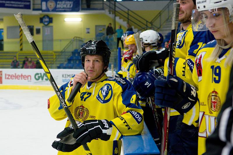 Hokejisté HC Zubr Přerov (v modrém) v "Posledním špílu sezony" profi sým fanouškům. Foto: Deník/Jan Pořízek