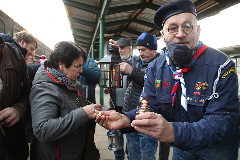 Betlémské světlo přivezli skauti do Přerova, sobota 18. prosince 2021