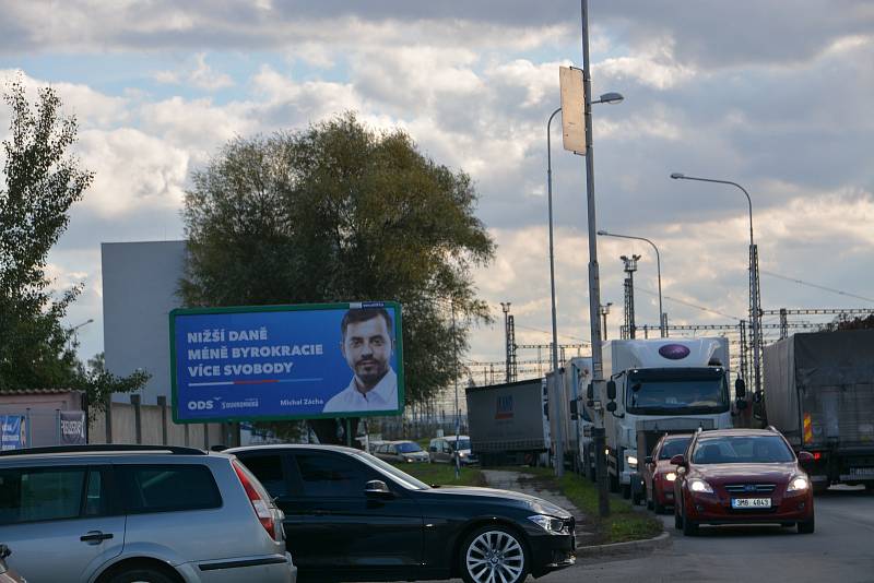 Dopravní zácpy se začaly tvořit po uzavírce dvou důležitých kruhových objezdů v centru Přerova